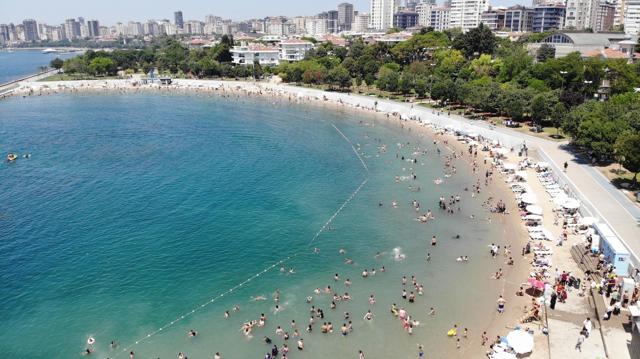 0x0-hafta-sonu-istanbullular-caddebostan-plajina-akin-etti-1627818845369